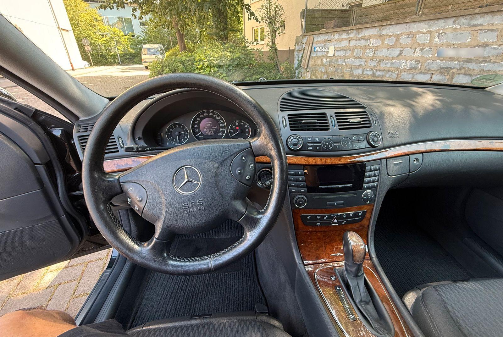 Mercedes-Benz E200 2004 — photo 11