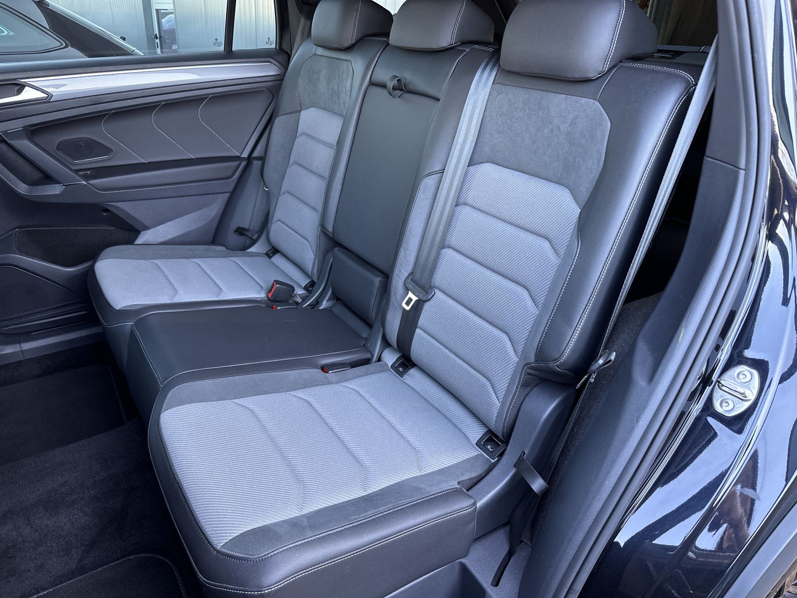 Fahrzeugabbildung Volkswagen Tiguan Allspace 2.0 TDI 4M R-Line Black NAV+LED