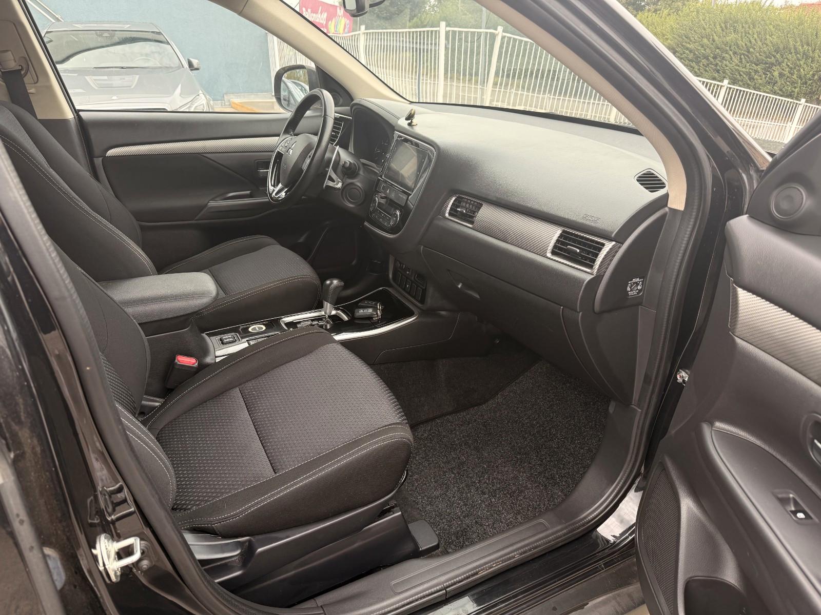 Mitsubishi Outlander Edition 100+ 4WD / Automatik/KAM/LHZ