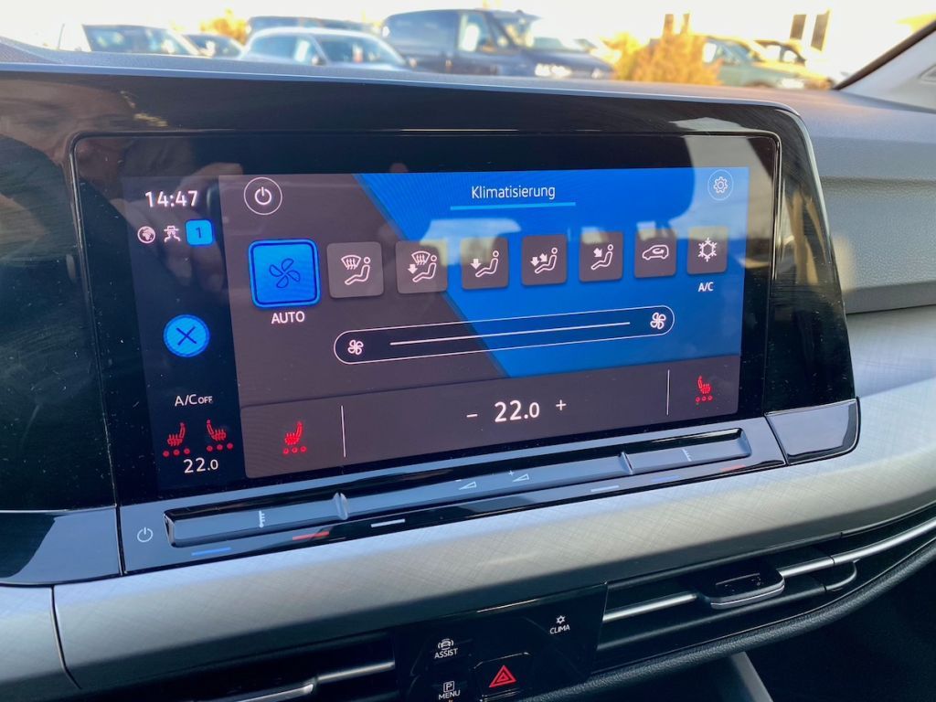 Fahrzeugabbildung Volkswagen Golf Variant 1.5 DSG Life AAC LED SHZ CARPLAY