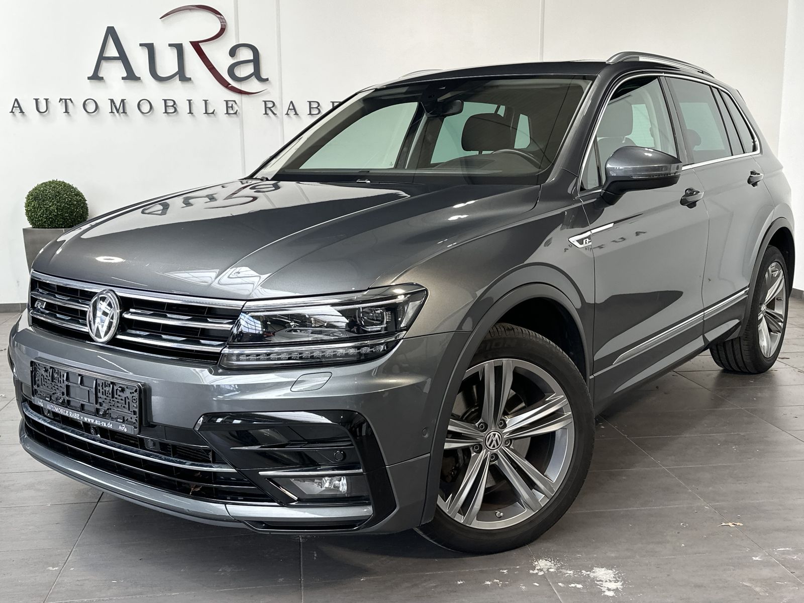 Fahrzeugabbildung Volkswagen Tiguan 2.0 TSI 4M R-Line NAV+LED+AHK+KAM+PANO+AC