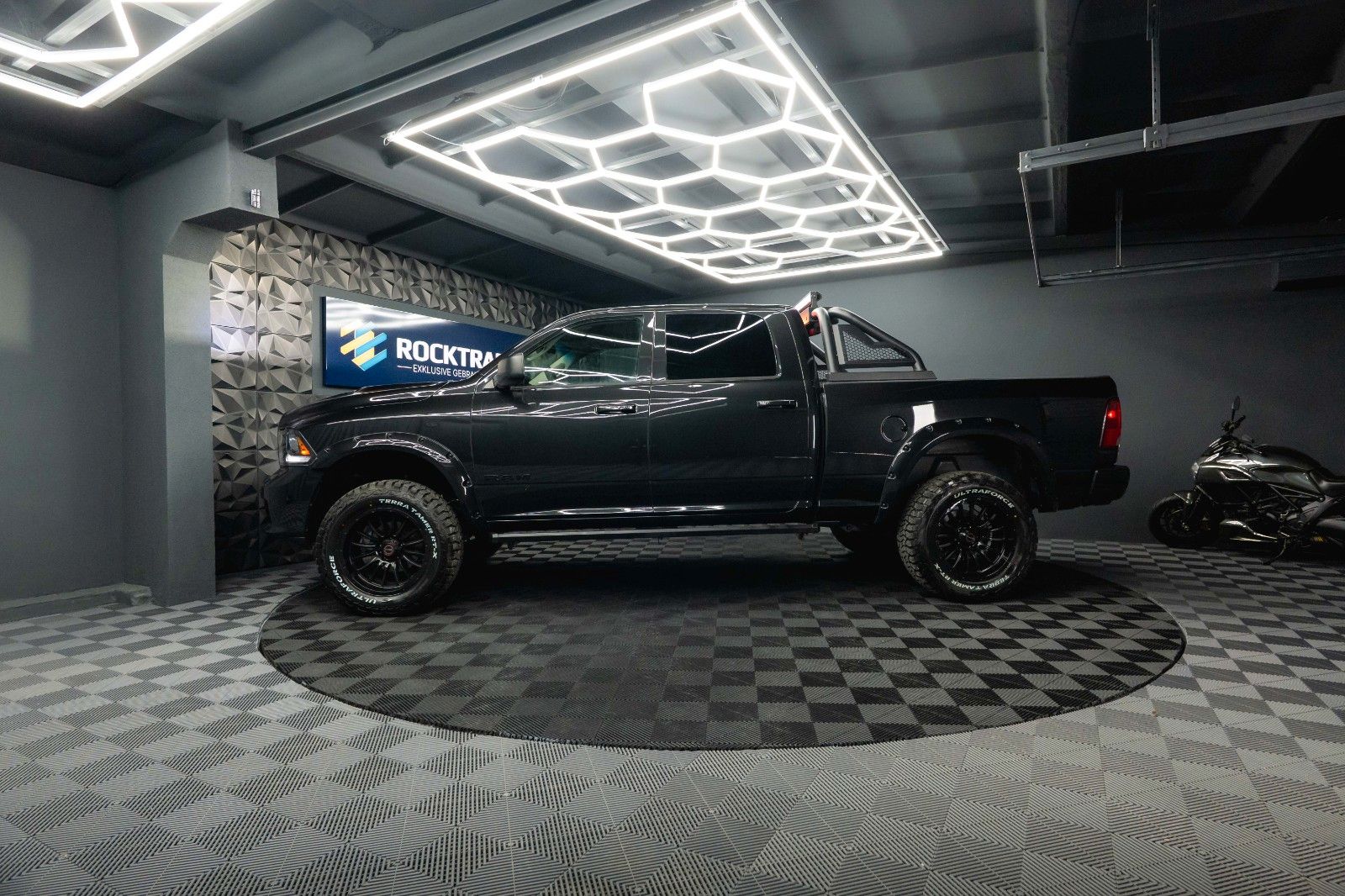 Fahrzeugabbildung Dodge RAM 5.7 V8 HEMI 4x4 Sport OFFROAD Night LONGBED
