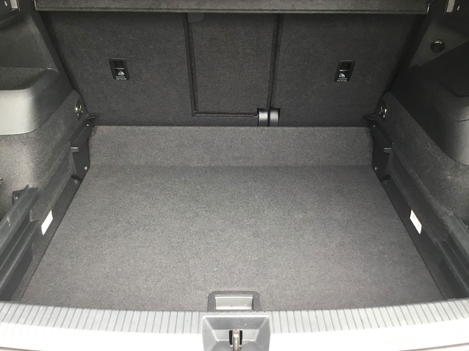 Fahrzeugabbildung Volkswagen Tiguan 1.5 eTSI DSG R-Line+AHK+19"+LED+Navi