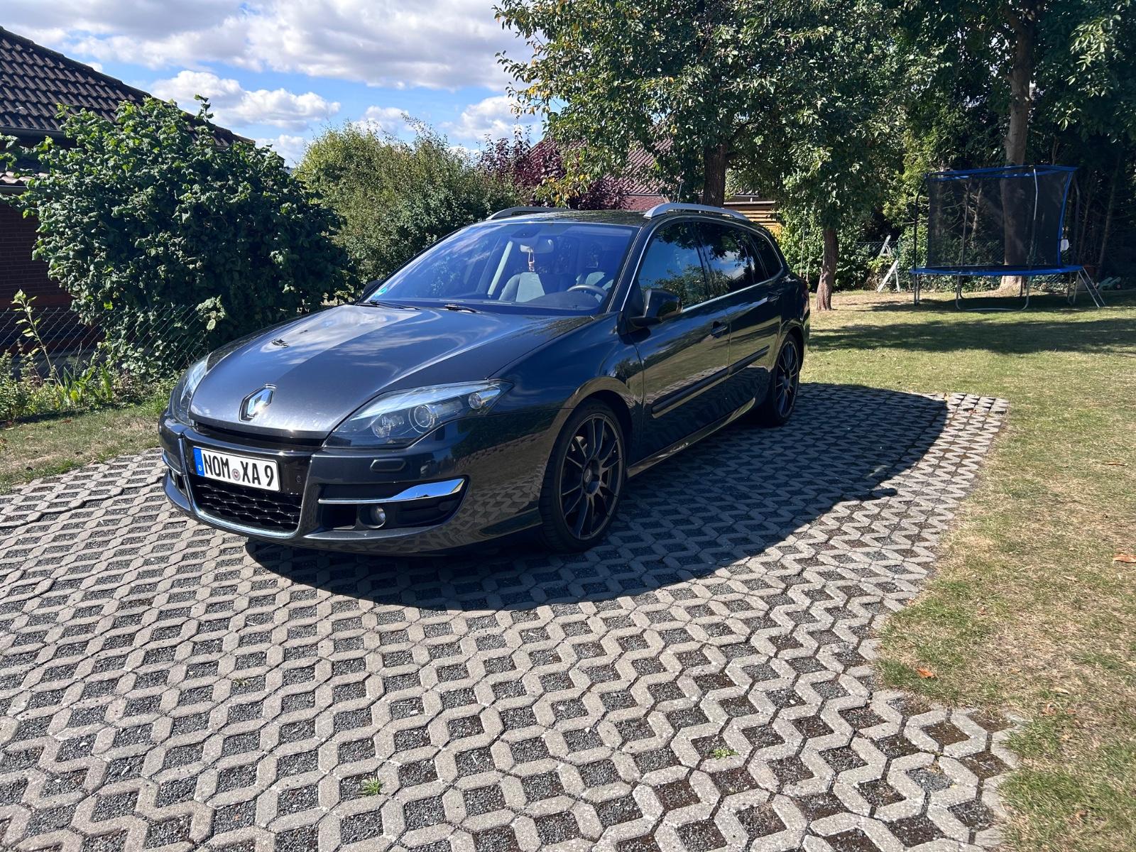 Renault Laguna 2011 — вигляд ззаду