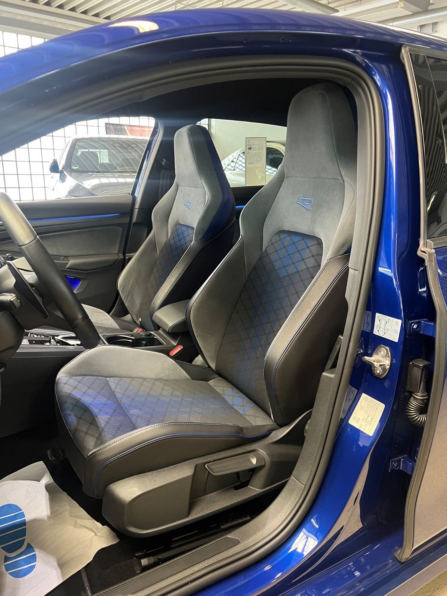 Fahrzeugabbildung Volkswagen Golf VIII Lim. R 4Motion *LAPIZ BLUE*KAMERA*IQ*