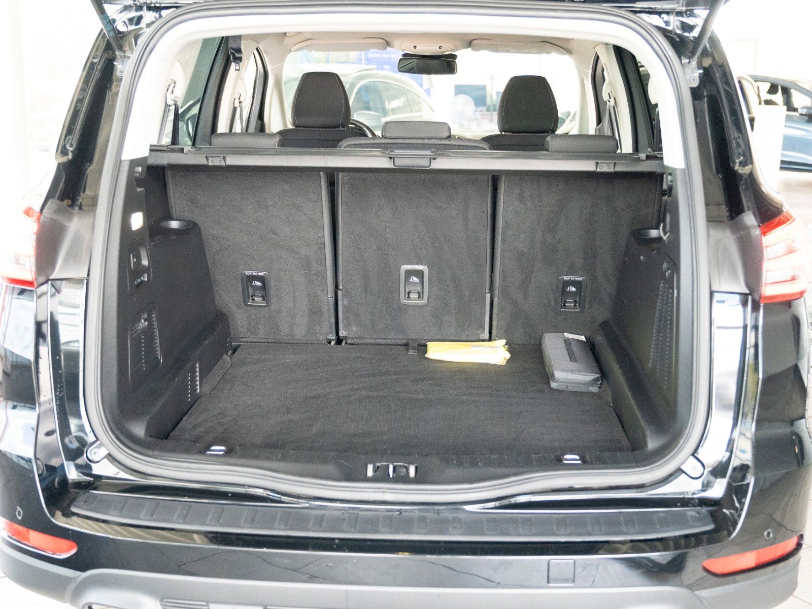 Fahrzeugabbildung Ford S-MAX Titanium Neuer Motor!/WINTER-P./NAVI/PDC