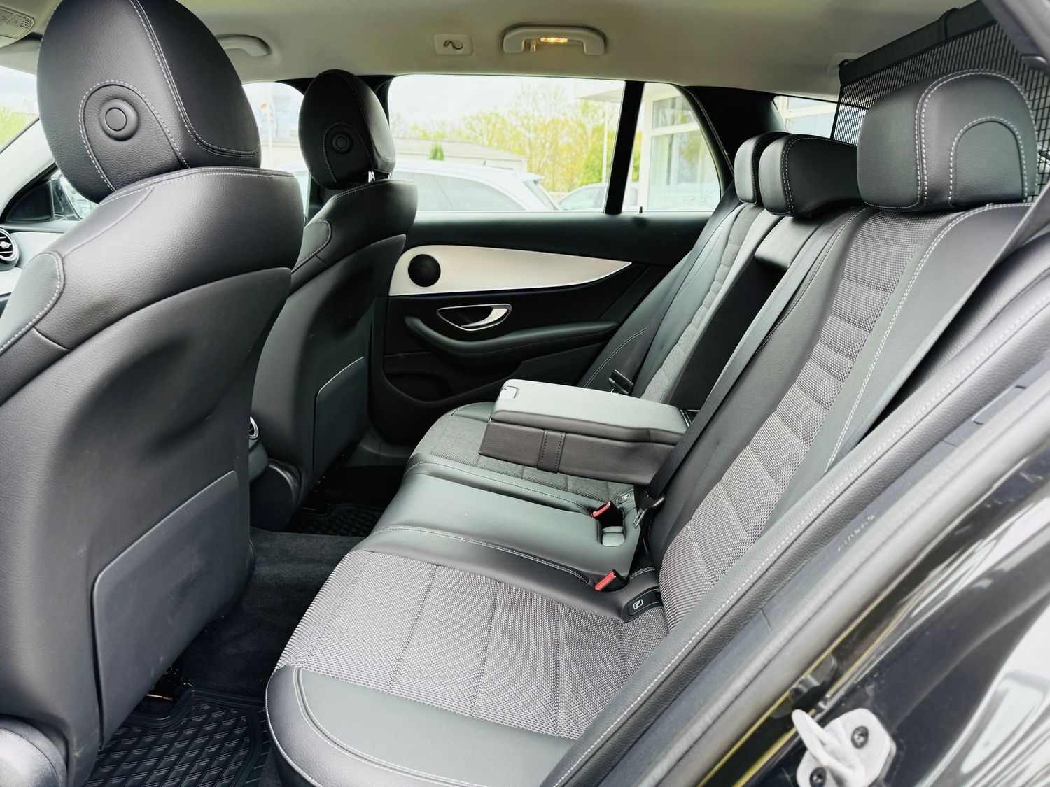 Fahrzeugabbildung Mercedes-Benz E 220 T d AVANTGARDE, MBUX Premium, RFK, Totw, L