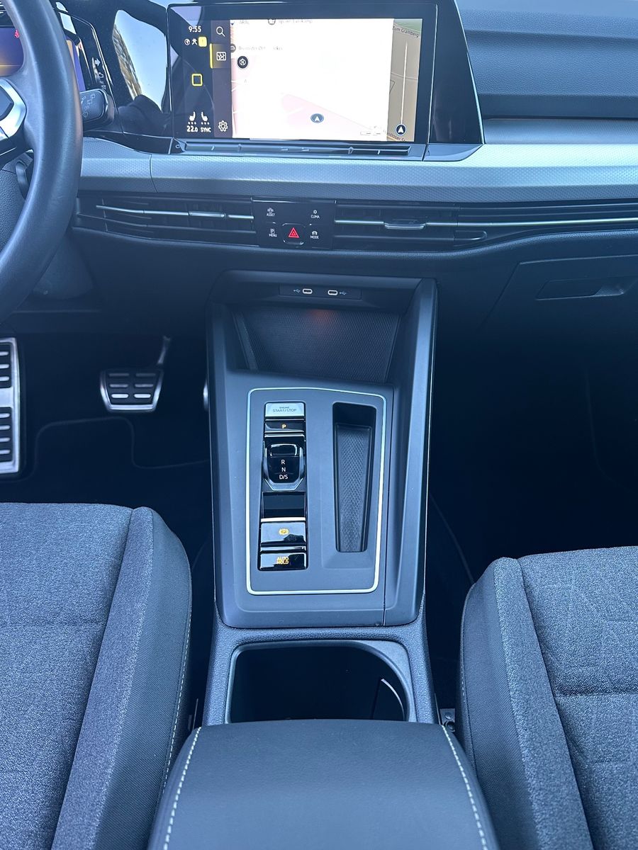 Fahrzeugabbildung Volkswagen Golf VIII 2.0 TDI DSG MOVE NAV+PANO+AHK+HUD+KAM