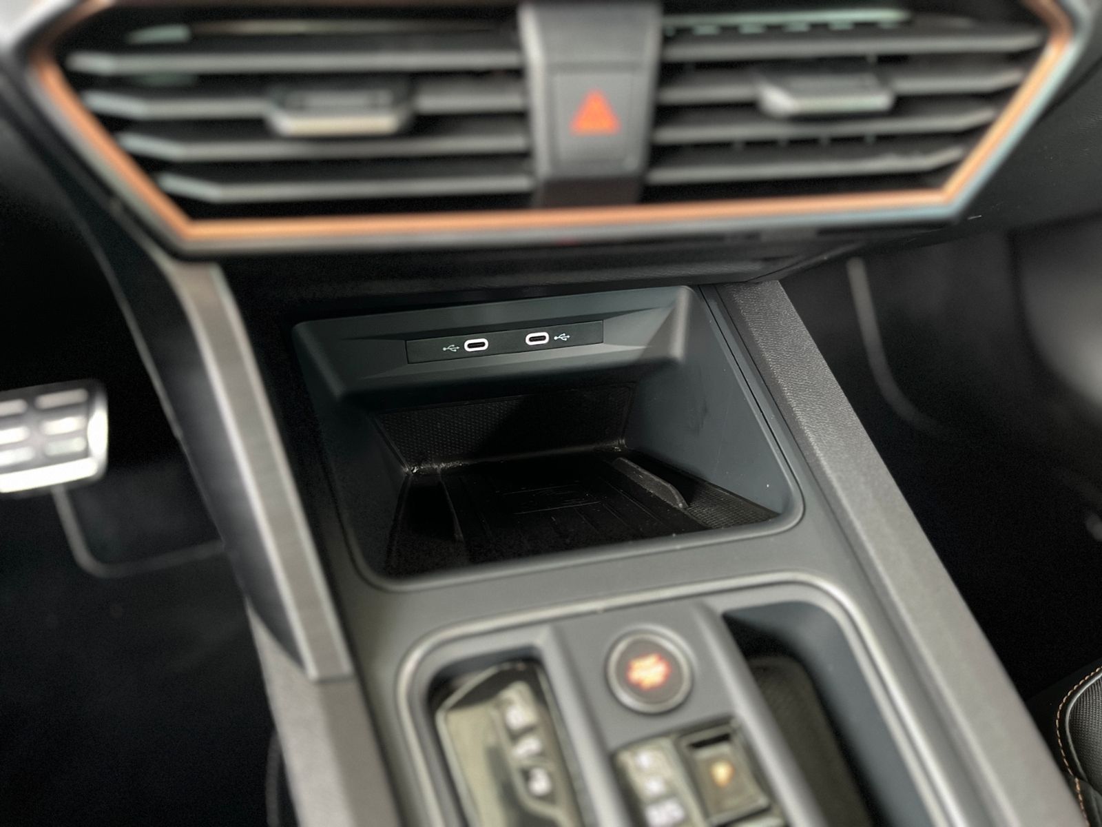 Fahrzeugabbildung CUPRA Leon VZ e-Hybrid LED ACC NAV RFK SHZ 19"
