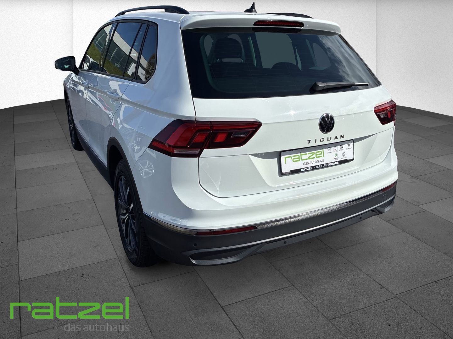 Fahrzeugabbildung Volkswagen Tiguan Life 2.0 TDI DSG AHK-klappbar Navi LED AC