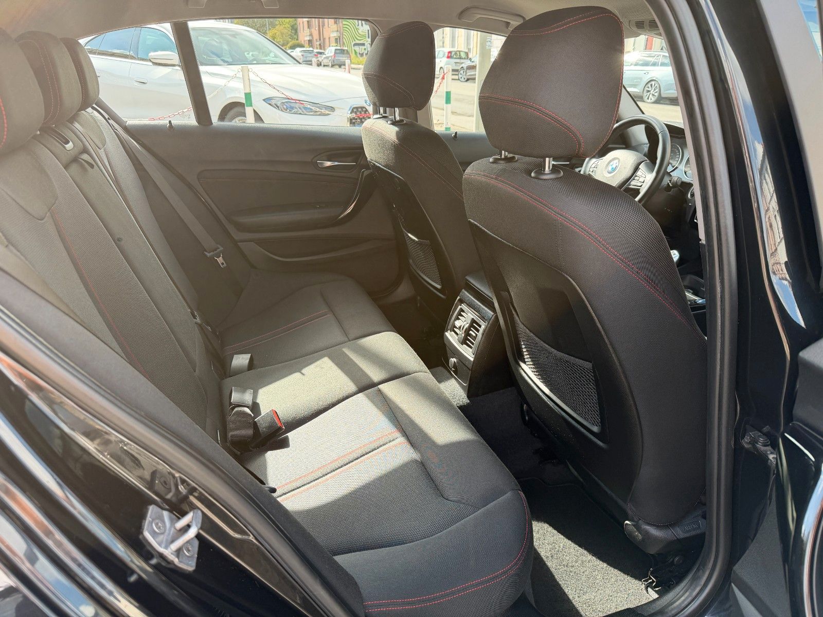 Fahrzeugabbildung BMW 118 d Sport Line AUTOMATIK NAVI BMW SCHECKHEFT