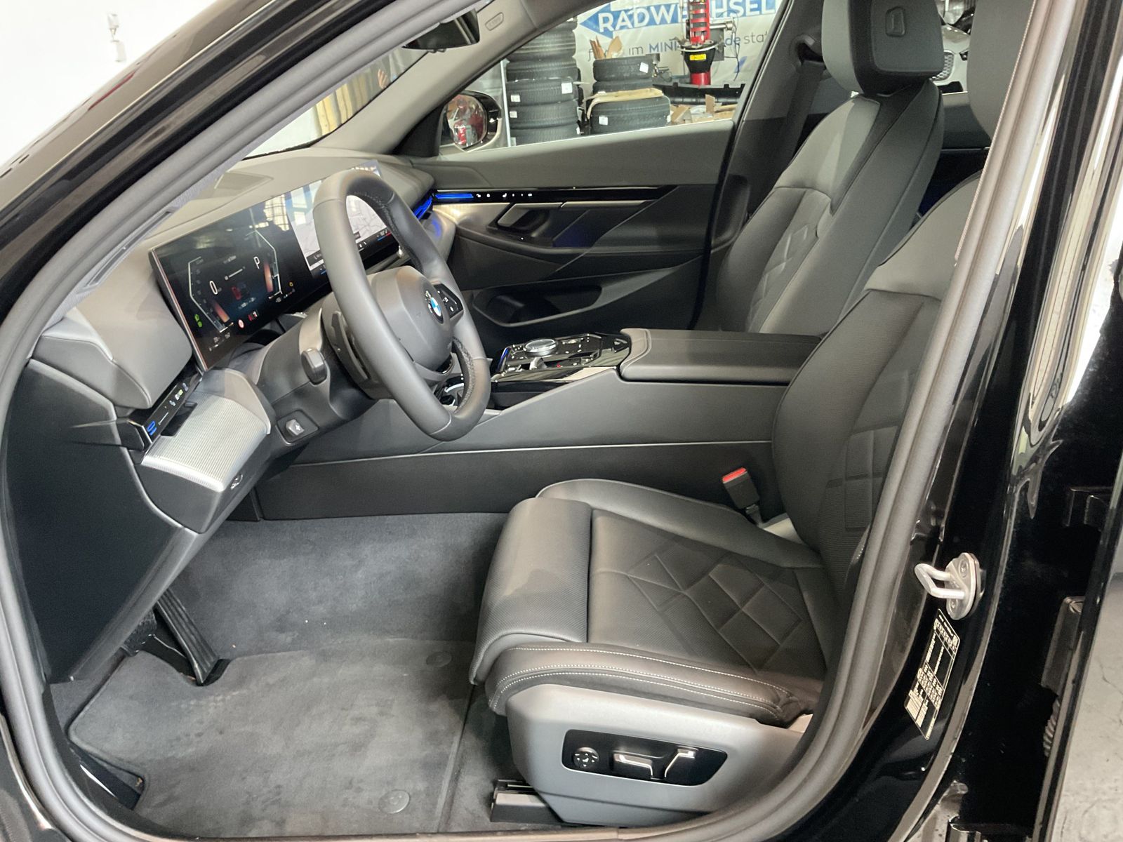 Fahrzeugeinzelansicht 11 Fahrzeugabbildung BMW 520i |AHK |Komfortsitze |19" LMR