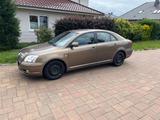 Toyota Avensis 1.8 Fließheck Rentnerfahrzeug - gebrauchte Toyota Avensis aus dem Jahr 2004