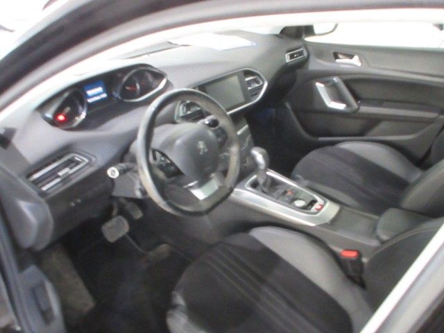 Fahrzeugabbildung Peugeot 308 ALLURE 1.2T NAVI/LED/PANO/LEDER/PDC/ACC/17"