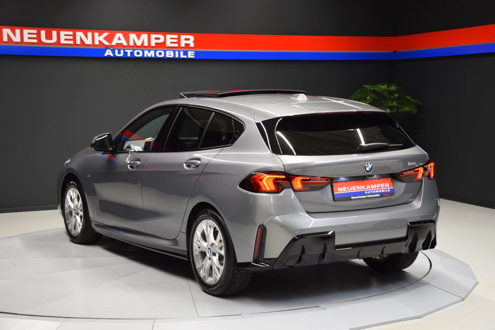 Fahrzeugabbildung BMW 120i M Sport Panorama Alcantara AHK Kamera DSC