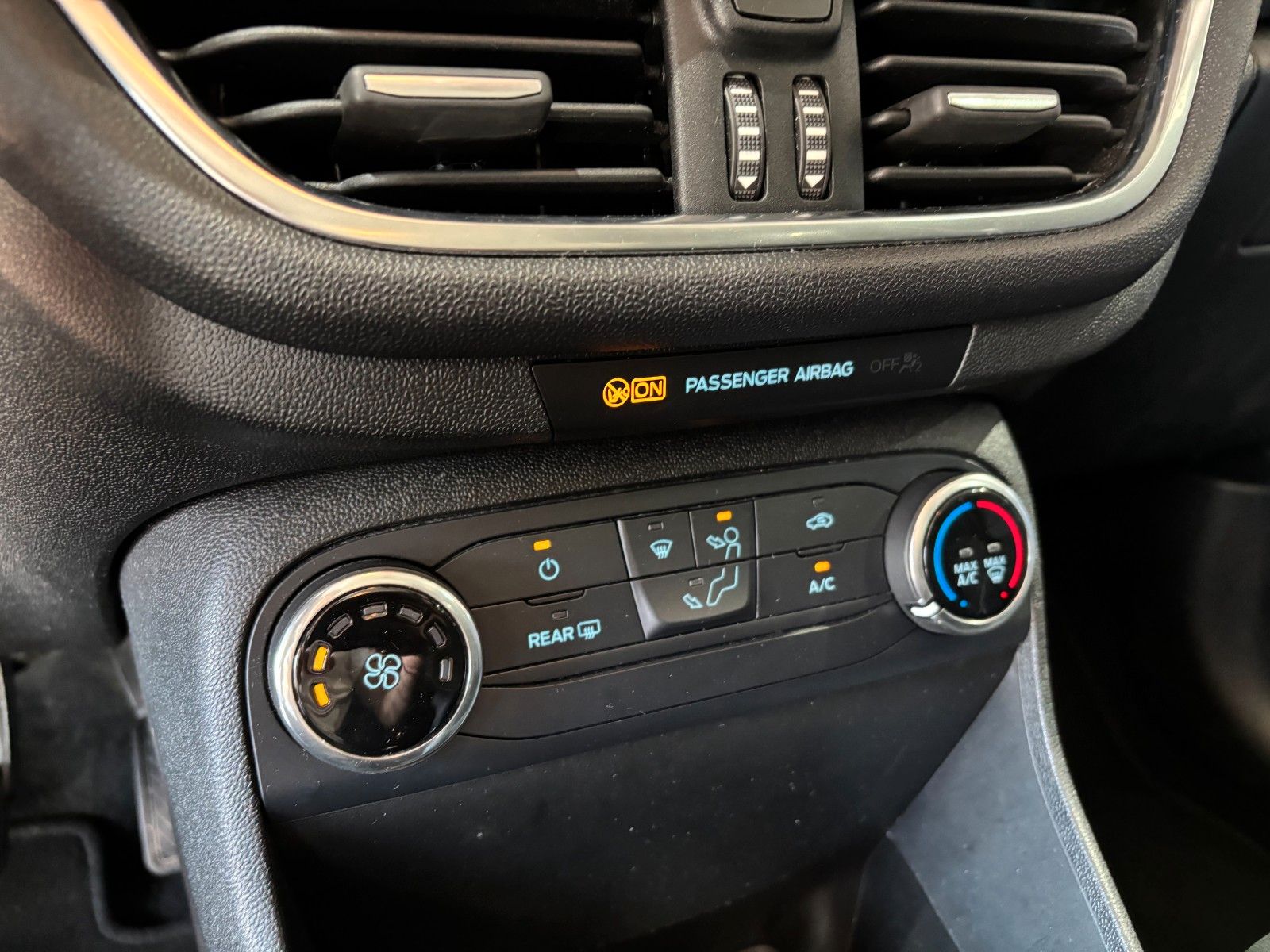 Fahrzeugabbildung Ford Fiesta Cool & Connect /Easy-Driver-Paket/TÜV NEU