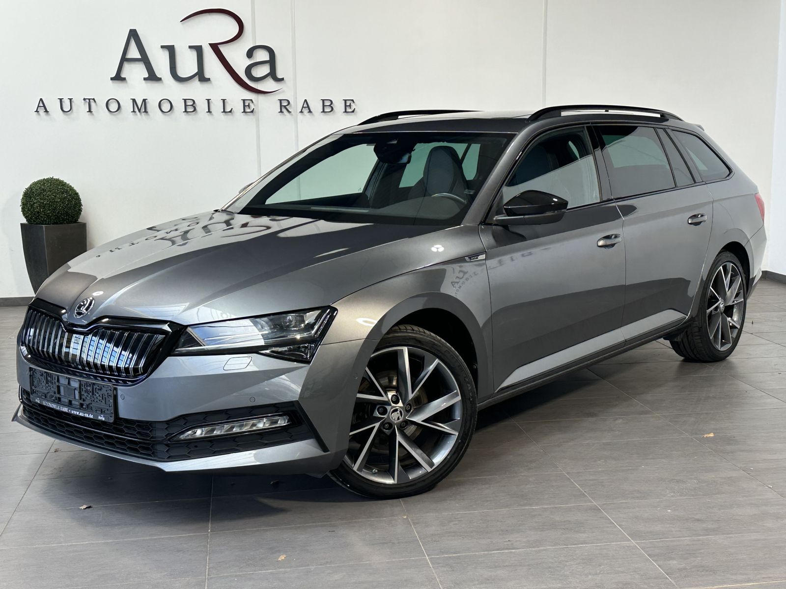 Fahrzeugabbildung SKODA Superb Combi Sportline iV NAV+LED+PANO+19ZO+360°
