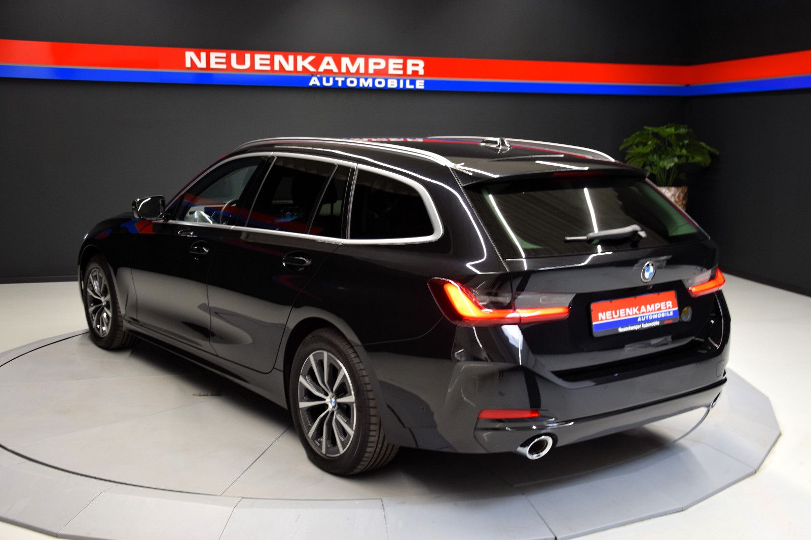 Fahrzeugabbildung BMW 320d xDrive Touring Autom HuD LED ACC AHK Kamera