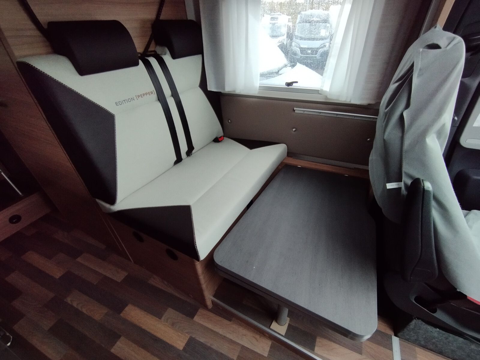 Fahrzeugabbildung Weinsberg CaraCompact Suite MB EDITION PEPPER 640 MEG 24er