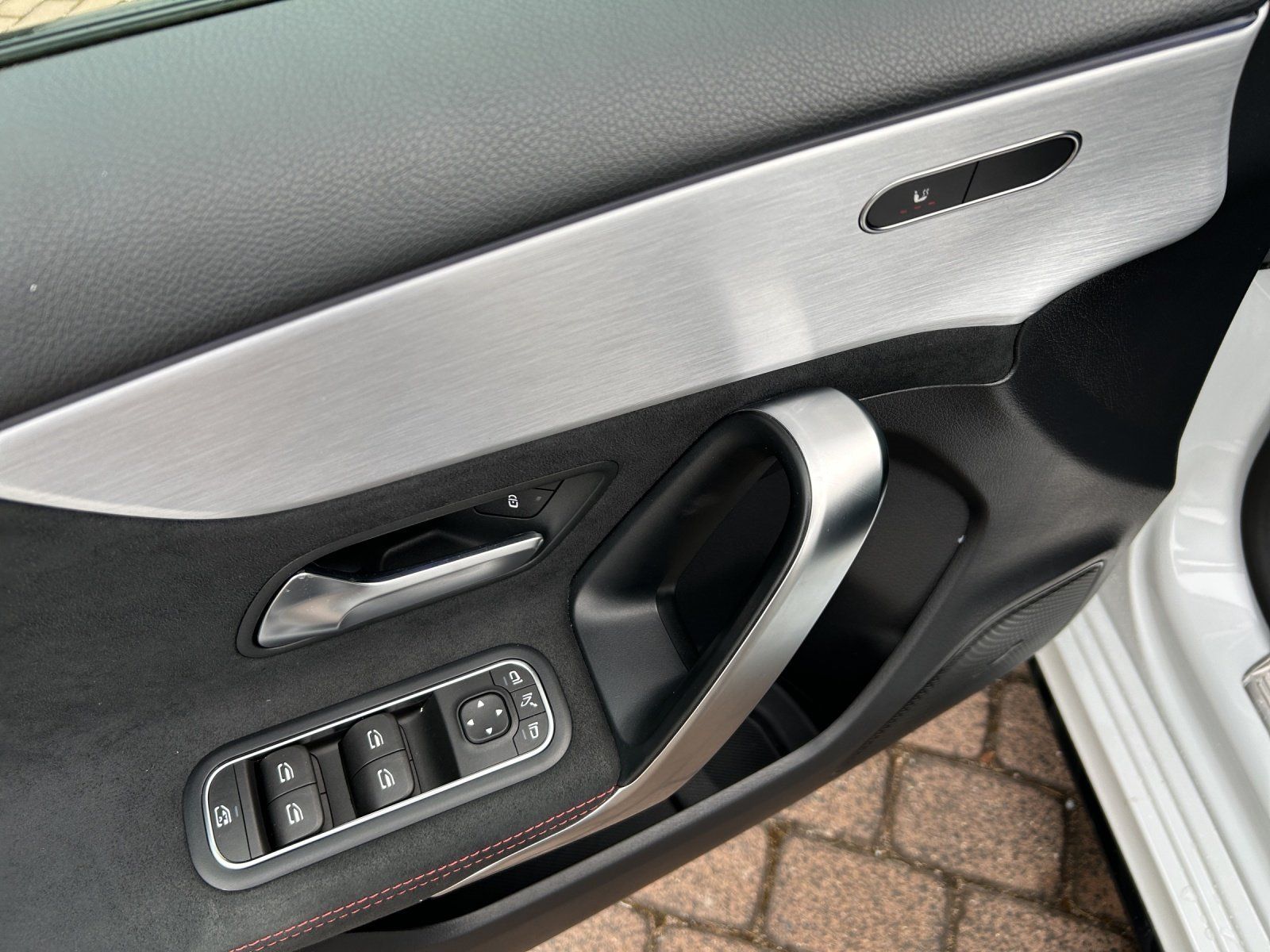 Fahrzeugabbildung Mercedes-Benz A45 AMG Night DISTRO HighEndMBUX Hifi MLED KeyGo