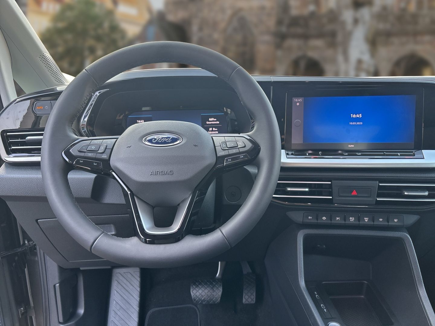 Fahrzeugabbildung Ford Tourneo Connect PHEV Titanium 1.5 EB EU6e Navi