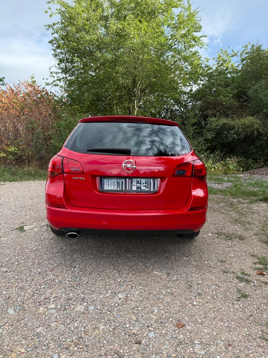 Opel Astra 2011 — photo 6