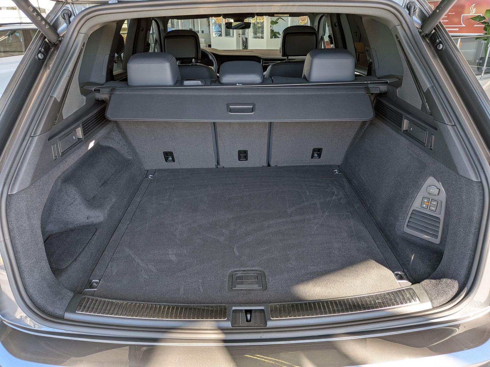 Fahrzeugabbildung Volkswagen Touareg 3.0TDI 4M R-Line VOLL Black 22" UPE 114T