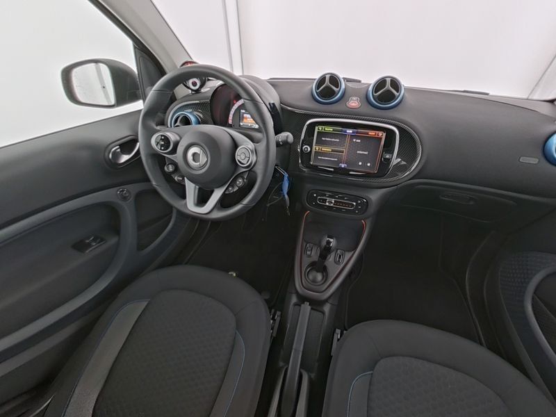 Fahrzeugabbildung Smart Smart fortwo EQ JBL*CARBON-OPTIK*KAMERA*LED*22KW