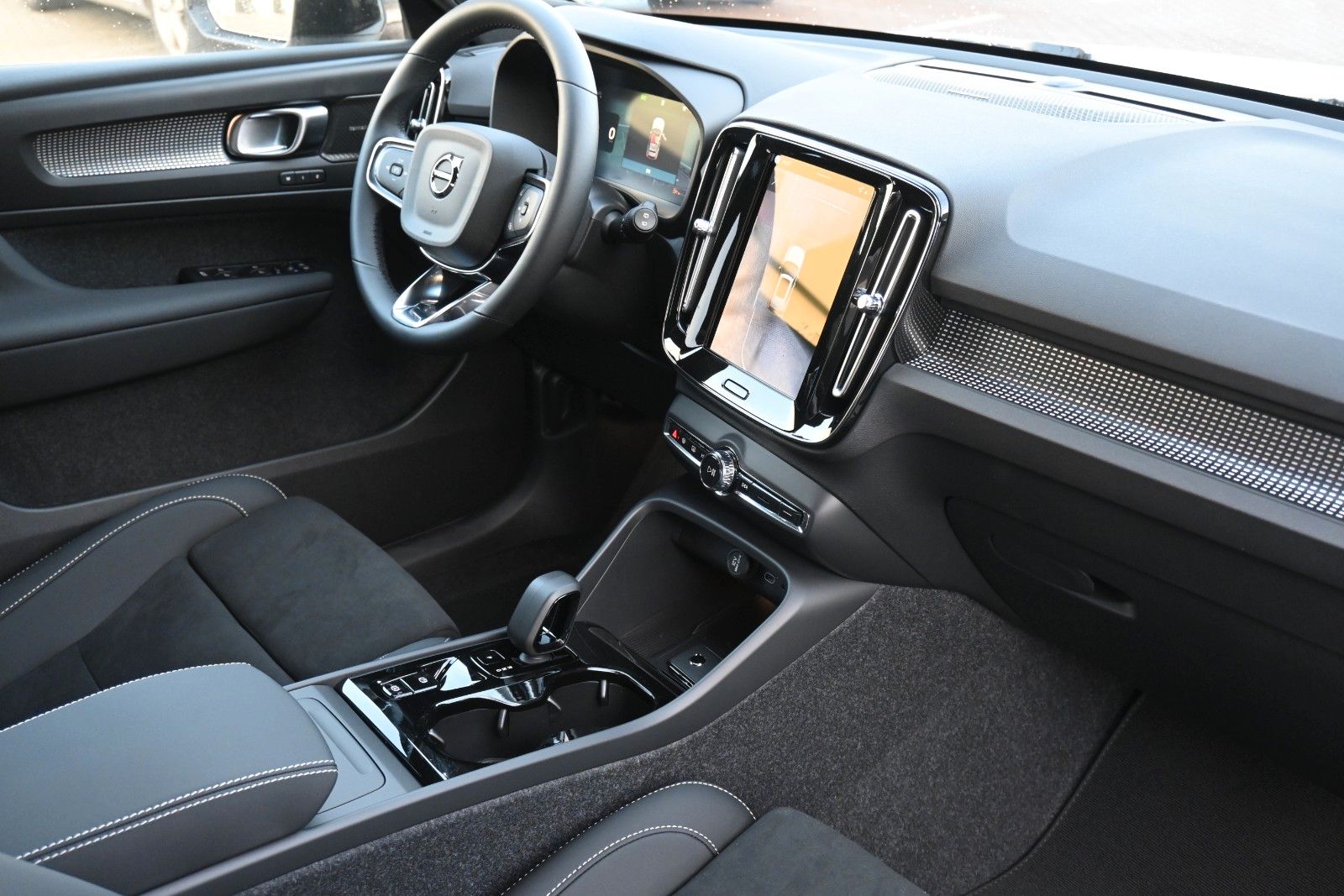 Fahrzeugabbildung Volvo XC40 B4 DKG Plus Black Edition*STDHZG*360*ACC