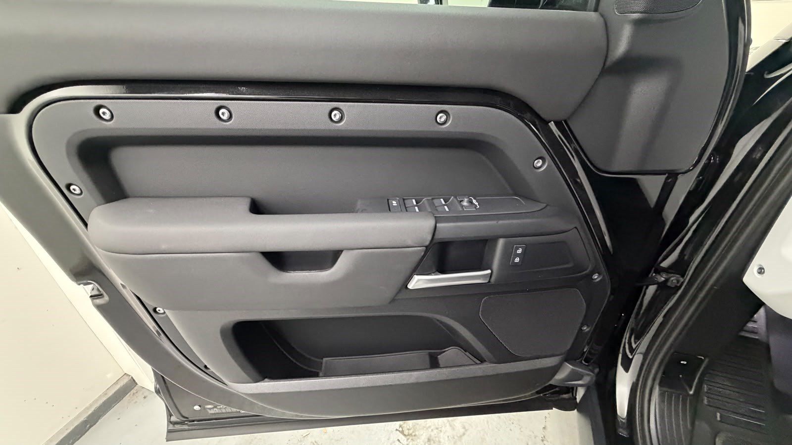 LAND ROVER Defender 110 D200 S Black AHK 19-Zoll – Bild 26