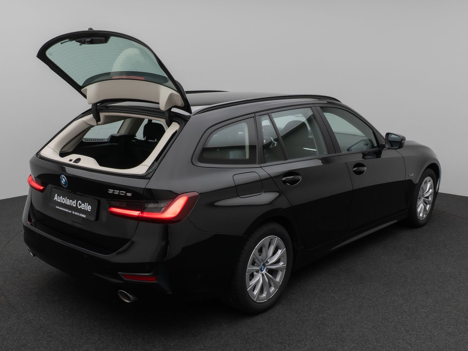 Fahrzeugabbildung BMW 330e Alarm Kamera DAB Stop&Go M Sportleder LED