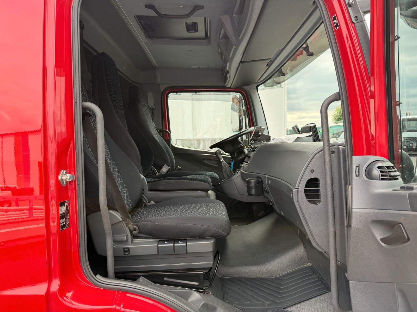 Fahrzeugabbildung Mercedes-Benz Atego 923 L 3 Sitze Standh. Ausbau