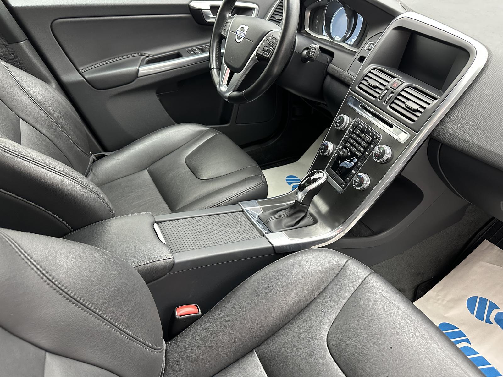 Volvo XC60 Summum 2WD "LEDER-NAVI-PANO-SITZH-PDC-ALU"