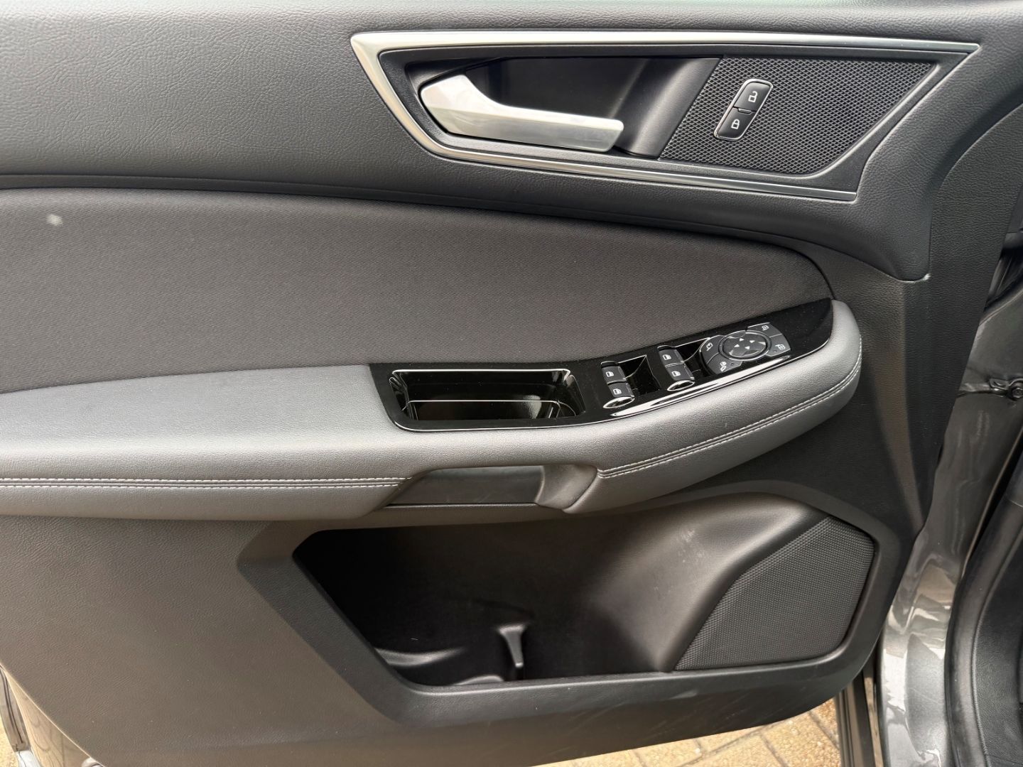 Fahrzeugabbildung Ford S-Max 2.0 EcoBlue Titanium 7-Sitze ACC LED AHK R