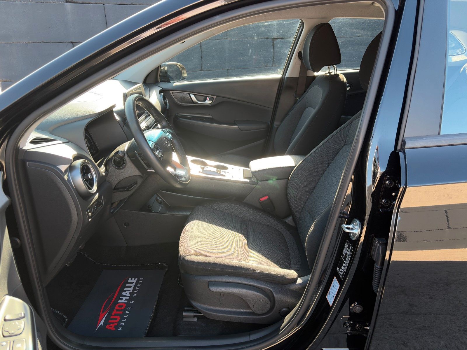 Fahrzeugabbildung Hyundai KONA E Select SHZ LHZ LKA LFA ACC CarPlay Navi