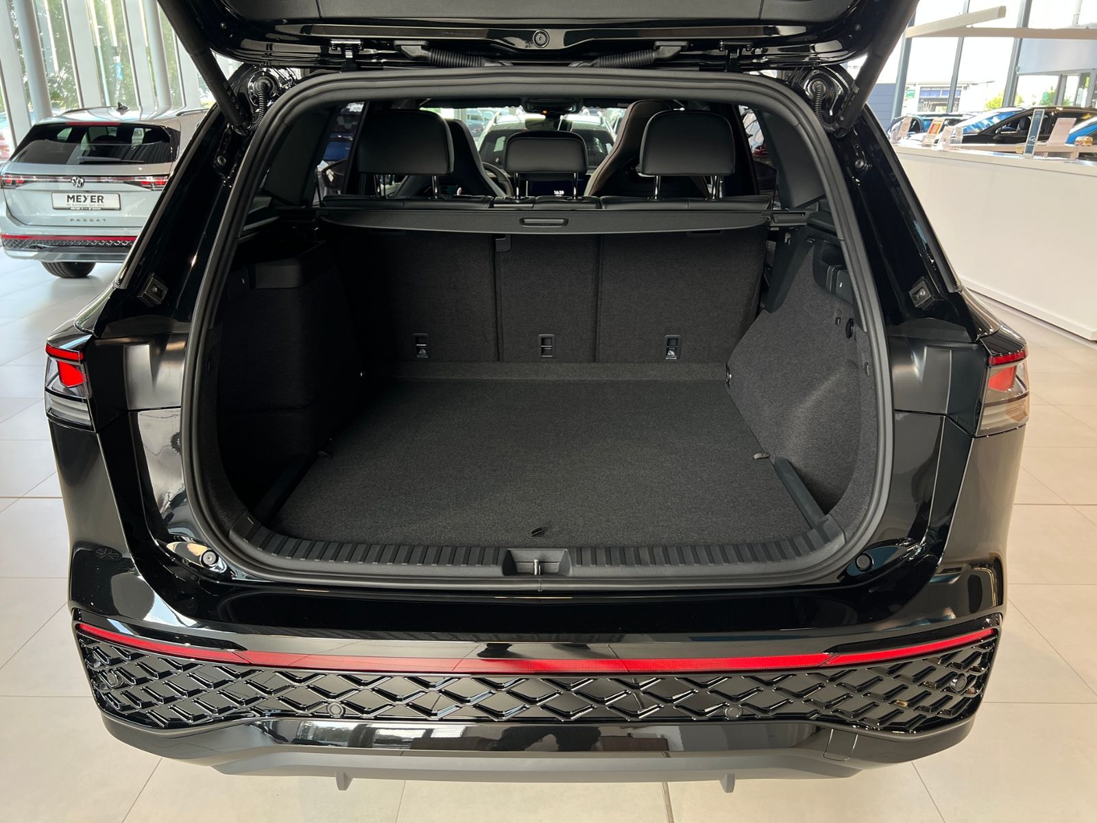 Fahrzeugabbildung Volkswagen Tayron R-Line 1.5 eHybrid DSG *AHK,LM-20",Harman