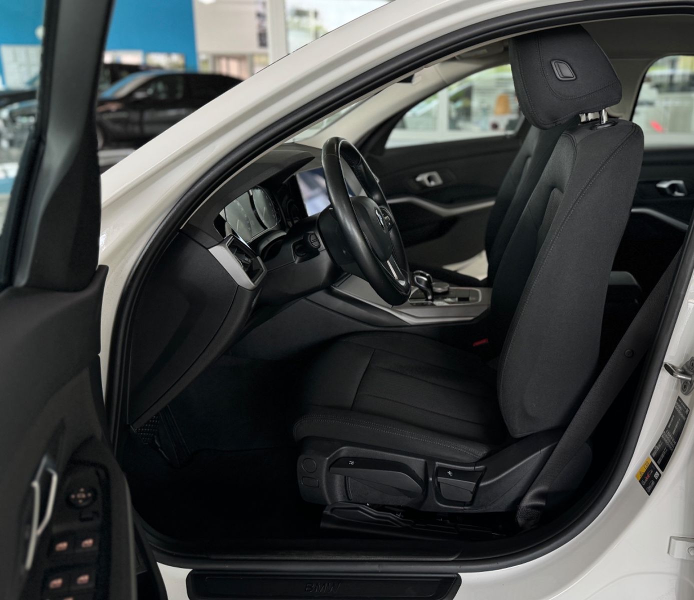 Fahrzeugabbildung BMW 330e Advantage DAB CockPit+ Sitzheizung PDC LED