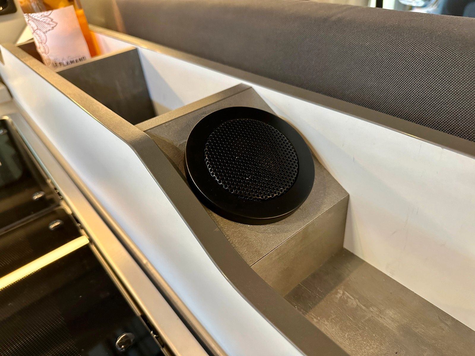 Vehicle details page 22 Vehicle image: Ford Nugget L1 Titanium | New Model V710