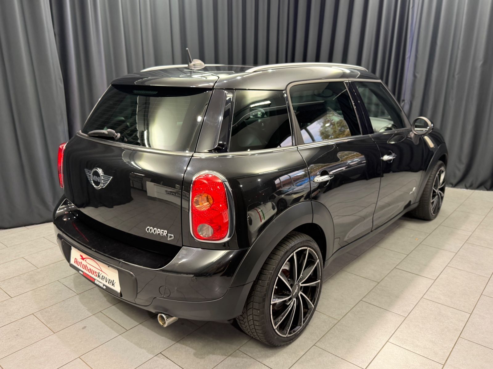 Fahrzeugabbildung MINI COOPER D Countryman Cooper D All4|PANO|NAVI|