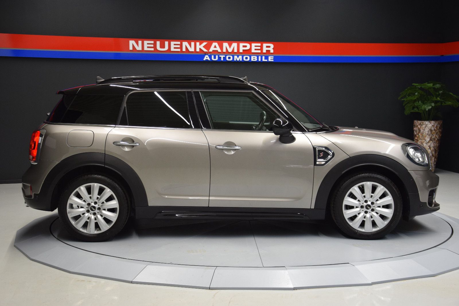 Fahrzeugabbildung MINI Countryman S Pano ACC HuD LED 1.Hand