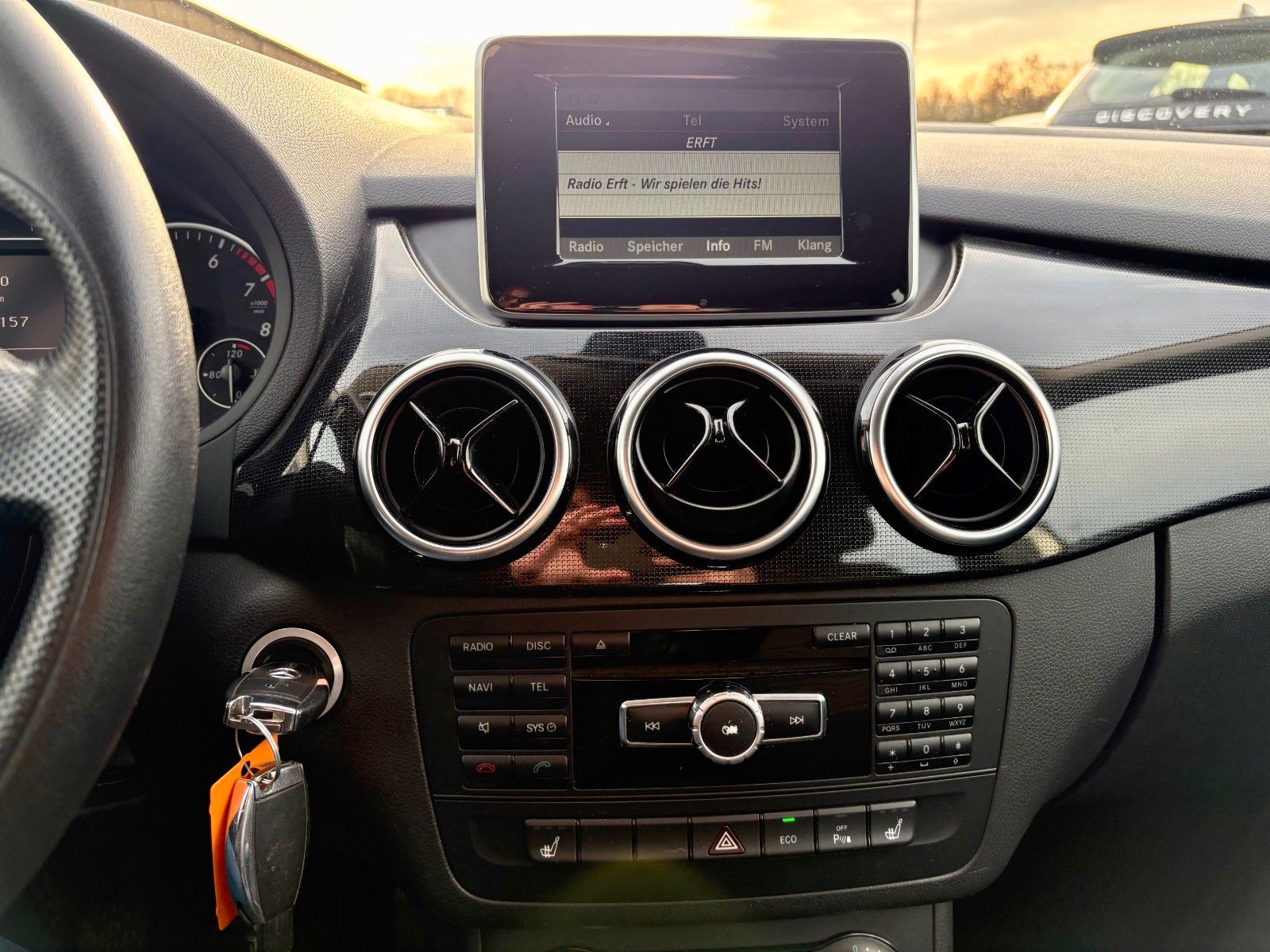 Fahrzeugabbildung Mercedes-Benz B 180 BE Klima PDC 1.HAND SPORTLENKRAD Sitzhzg