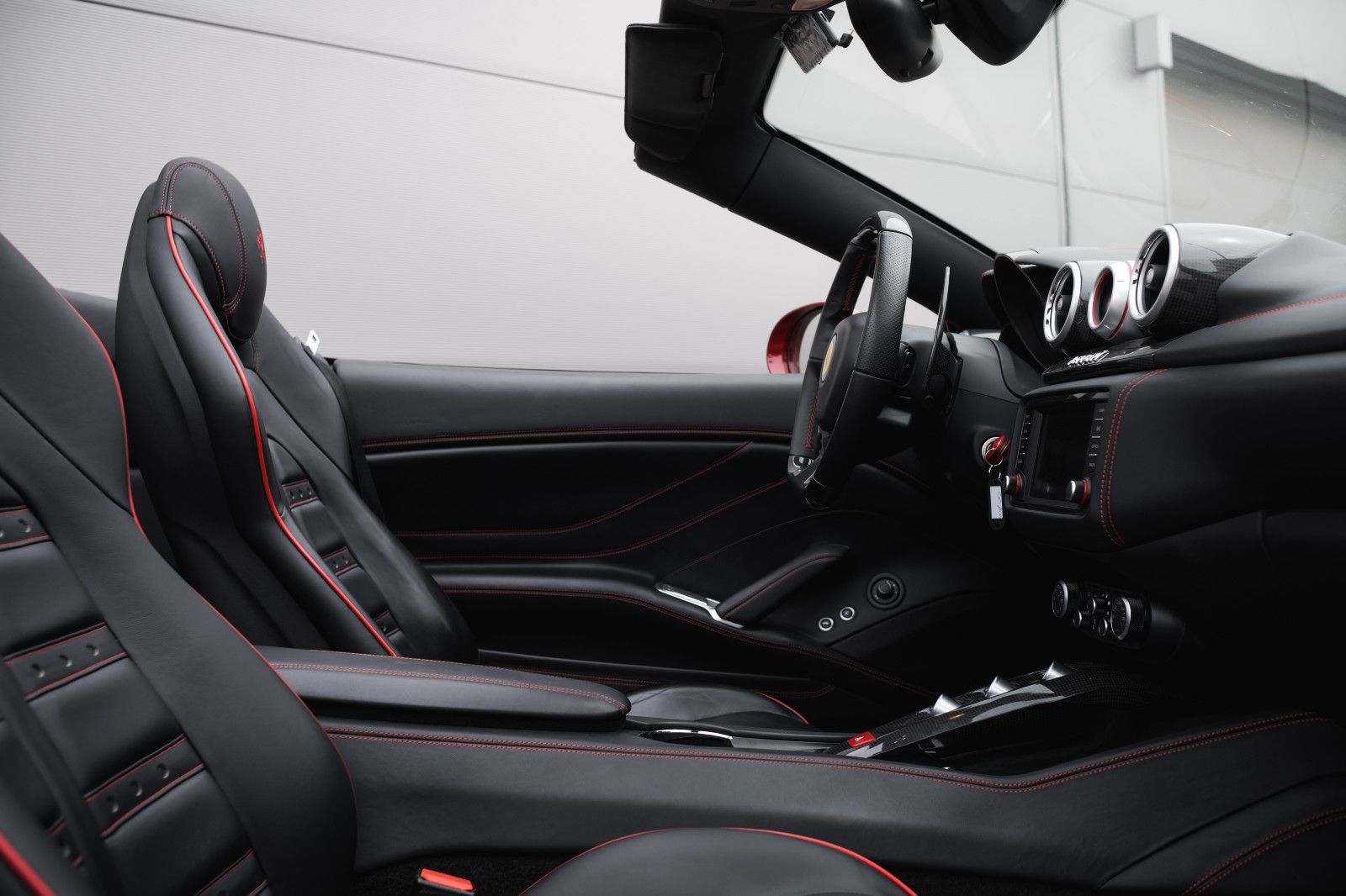 Fahrzeugabbildung Ferrari California T-erst 9.640km-Navigation-