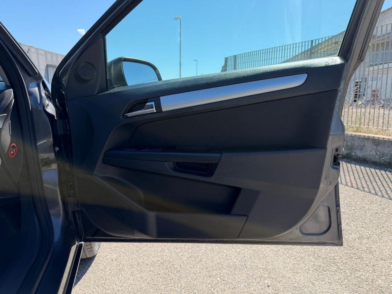 Opel Astra 2010 — photo 12