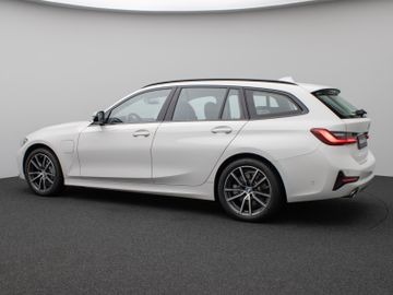 Fahrzeugabbildung BMW 330e xDr Tour Sport Line ACC HUD Pano HiFi Laser