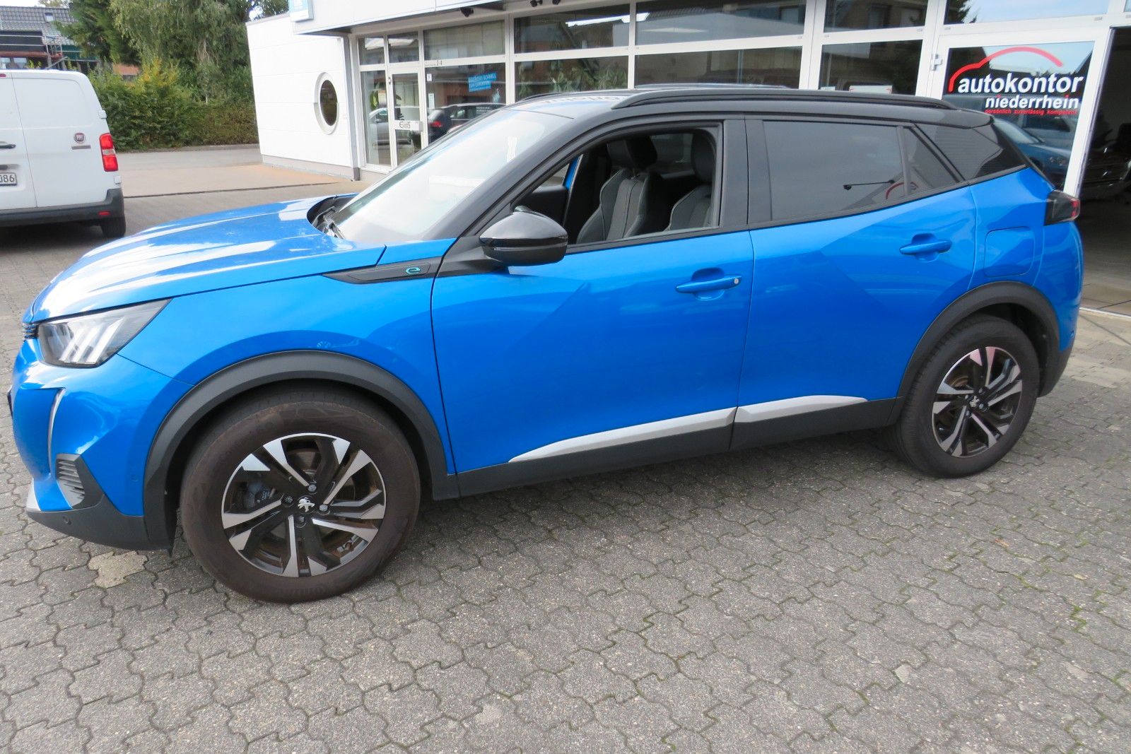 Fahrzeugabbildung Peugeot 2008 e- GT SITZH. NAVI KAMERA PDC 1.HD