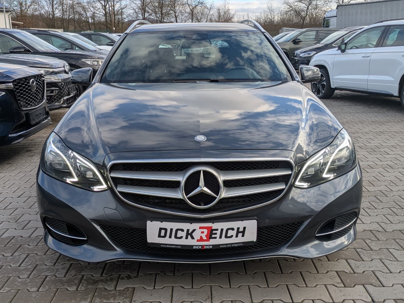 Fahrzeugabbildung Mercedes-Benz E 220 Avantgarde LED*AHK*KAMERA*TEMP*NAVI*SHZ