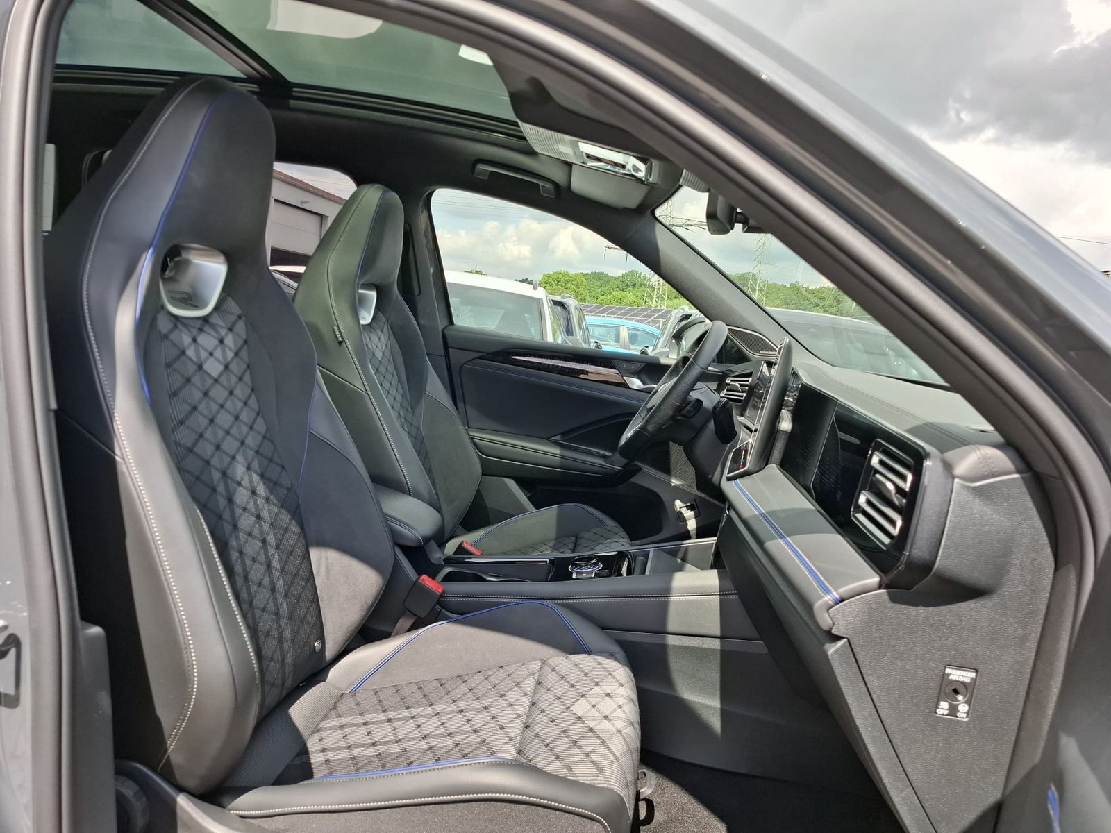 Fahrzeugabbildung Volkswagen Tiguan 2.0 TDI 4M R-Line BLACK*PAN*HK*AHK*MATRIX