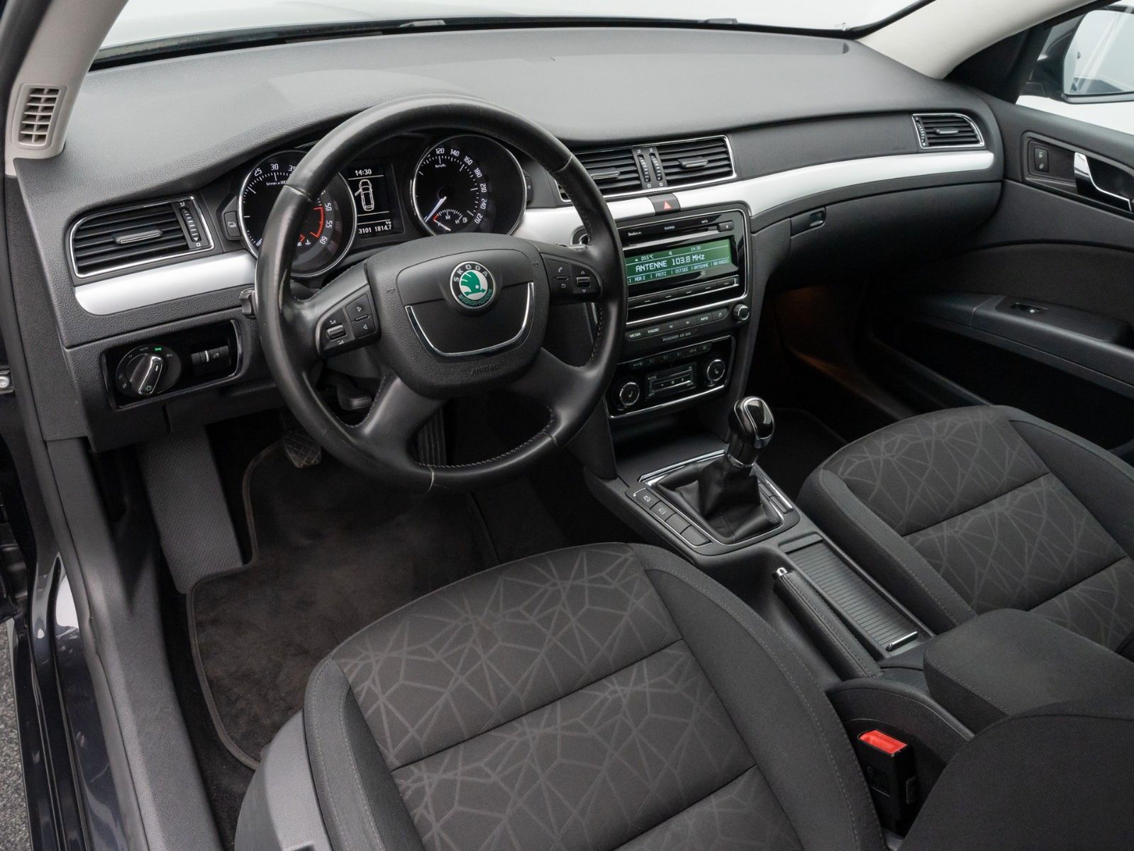 Fahrzeugabbildung SKODA Superb Combi Family PDC Sitzhzg Tempomat Comfort