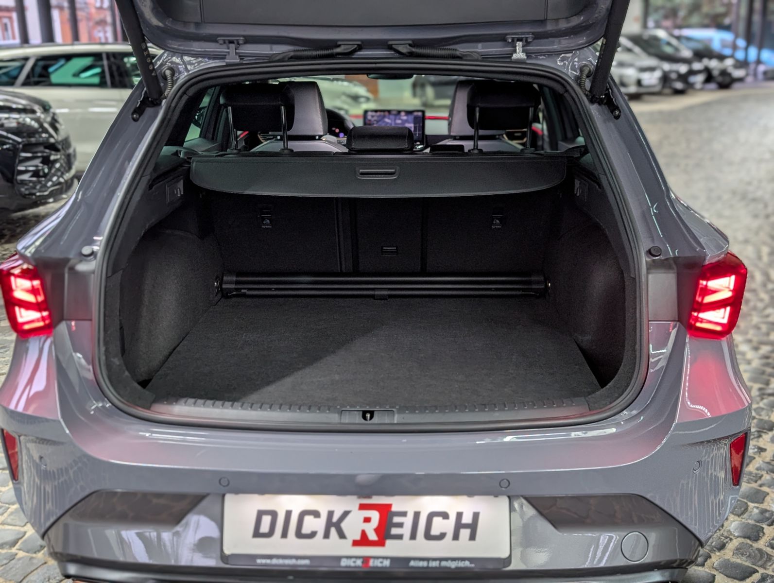 Fahrzeugabbildung CUPRA Leon 1.5 e-Hybrid PLUG-IN LED INTELIG-DRIVE EDGE