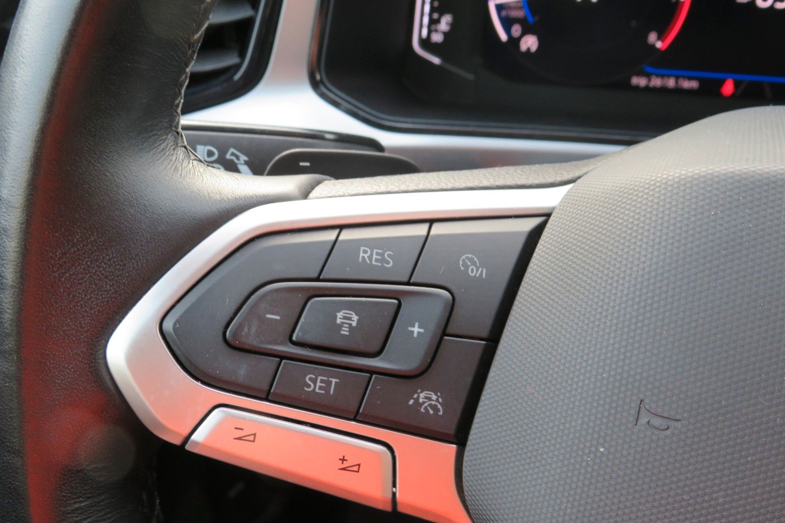 Fahrzeugabbildung Volkswagen T-Roc Life LED AHK KAMERA ACC NAVI 1.HD